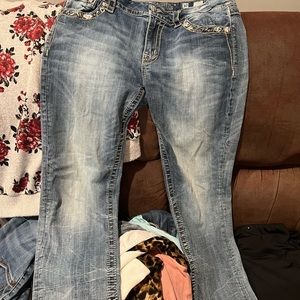 Size 30 miss me jean. These are in excellent condition.